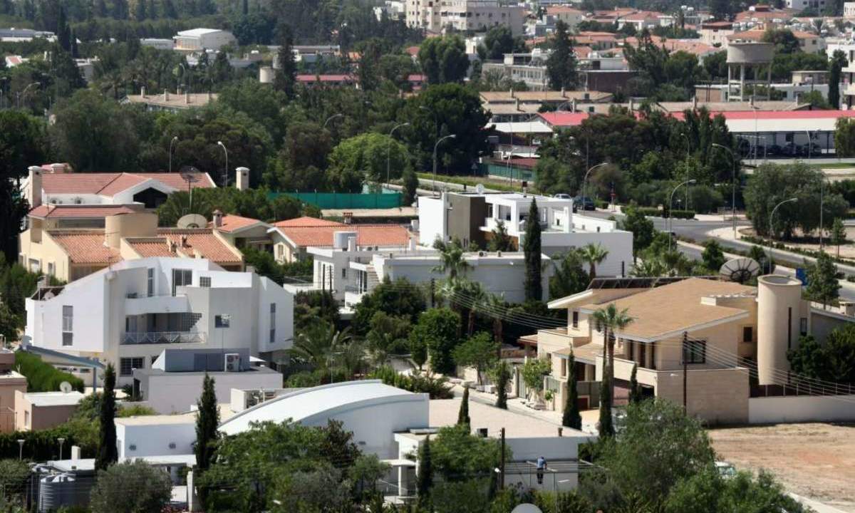 Έμειναν ψηλά οι τιμές ακινήτων, Property for sale or rent in Cyprus