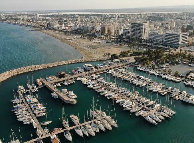&laquo;&Nu;&alpha;&iota;&raquo; &sigma;&tau;&eta;&nu; &pi;&rho;ό&tau;&alpha;&sigma;&eta; &gamma;&iota;&alpha; &lambda;&iota;&mu;ά&nu;&iota; &kappa;&alpha;&iota; &mu;&alpha;&rho;ί&nu;&alpha; &alpha;&pi;ό &phi;&omicron;&rho;&epsilon;ί&sigmaf; &tau;&eta;&sigmaf; &Lambda;ά&rho;&nu;&alpha;&kappa;&alpha;&sigmaf;: &Pi;&omicron;&iota;&alpha; &tau;&alpha; &theta;&epsilon;&tau;&iota;&kappa;ά &sigma;&tau;&omicron;&iota;&chi;&epsilon;ί&alpha; &kappa;&alpha;&iota; &tau;&alpha; &gamma;&kappa;&rho;ί&zeta;&alpha; &sigma;&eta;&mu;&epsilon;ί&alpha; &sigma;&tau;&omicron;&nu; &Omicron;&delta;&iota;&kappa;ό &Chi;ά&rho;&tau;&eta; &tau;&eta;&sigmaf; &Alpha;&rho;&chi;ή&sigmaf; &Lambda;&iota;&mu;έ&nu;&omega;&nu;, Property for sale or rent in Cyprus